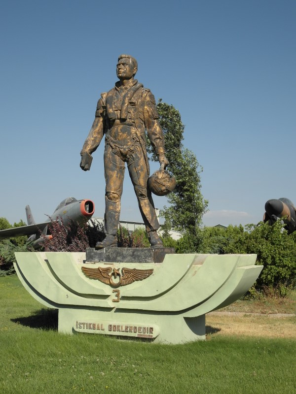 Photo 04.jpg - Welcomed by a statue of a pilot at the 3. Ana Jet Üs Air Base saying "Đstikbal Göklerdedir" - "The future lies in the sky", of course a motto from 1930 of Turkish founder of the modern Republic, Mustafa Kemal Atatürk
